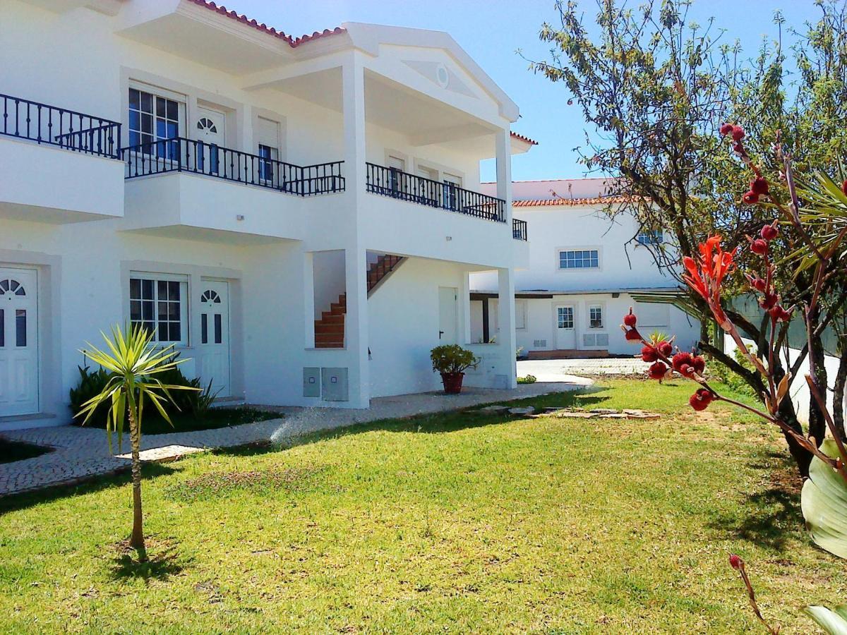 Seaside Oasis: 2-bedroom With Pool And Wi-fi Apartment